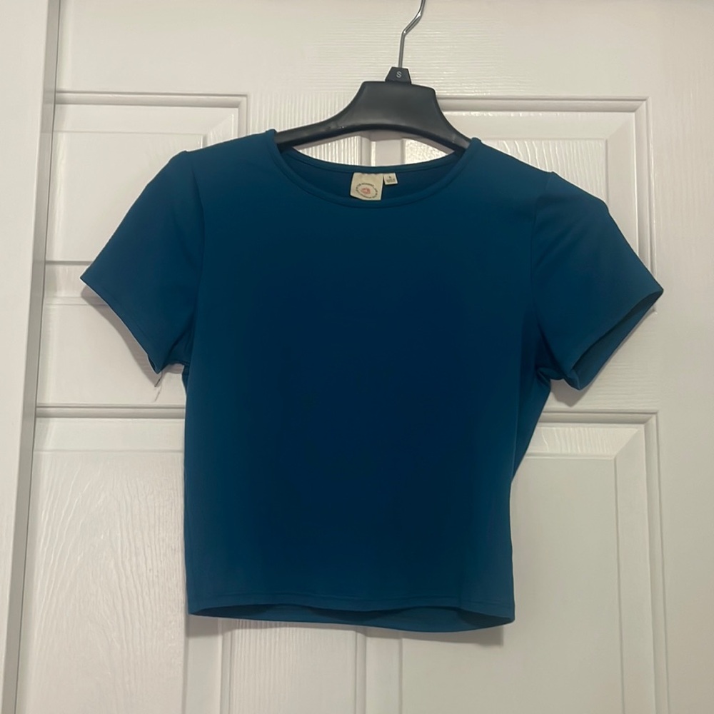 Woman cropped blue shirt